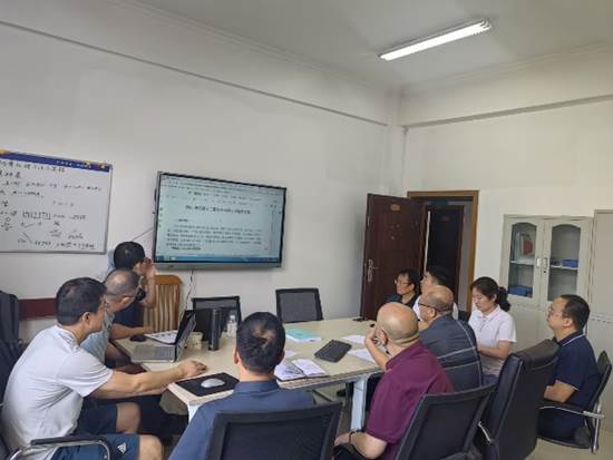 说明:一群人坐在电脑前描述已自动生成