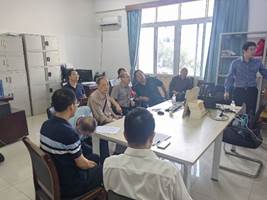 说明:会议室里的人们描述已自动生成